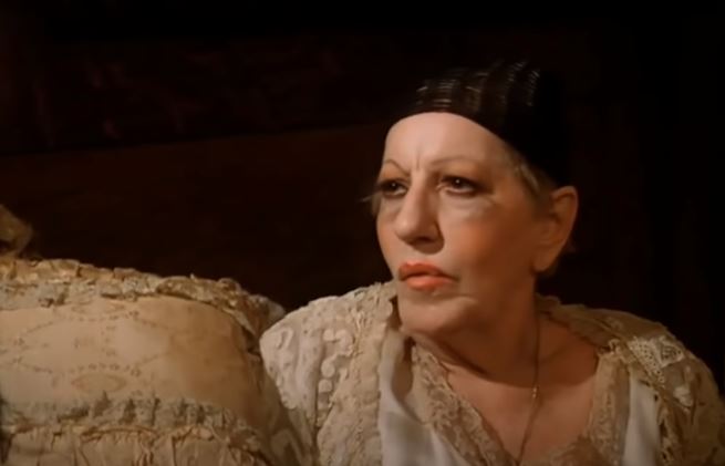 Frances Faye played the role of Nell