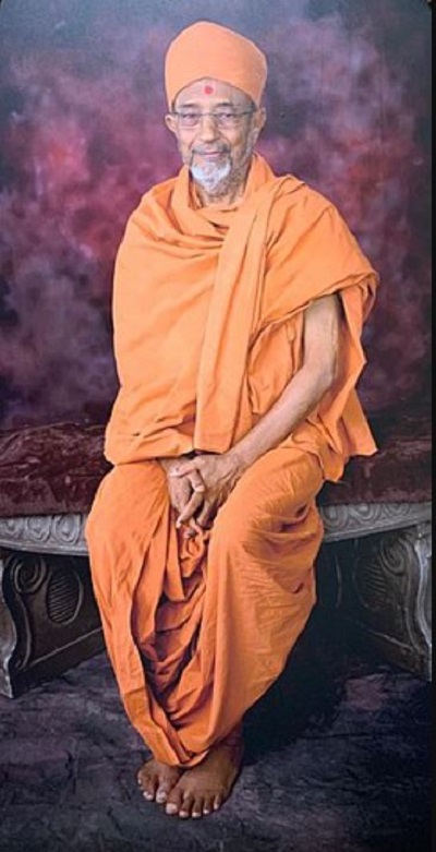 Hariprasad Swamiji served as the personal secretary of Yogiji Maharaj from the year 1961 to 1965