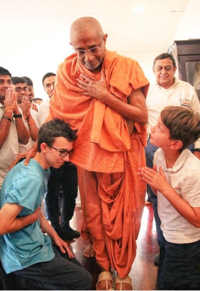 Hariprasad Swamiji was also into various charitable activities and always helped needy