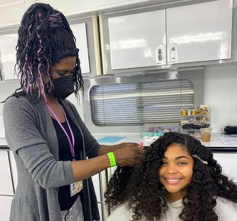 Jaidyn Triplett being prepped for iCarly by Cora Diggins