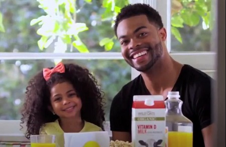 Jaidyn Triplett with father Joshua Triplett in a National Commercial