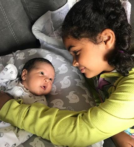 Jaidyn Triplett with her newborn sister Jordyn Triplett in 2018