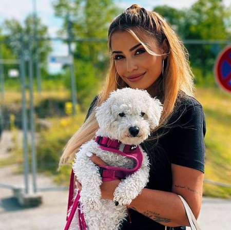 Jenefer Riili has a pet dog