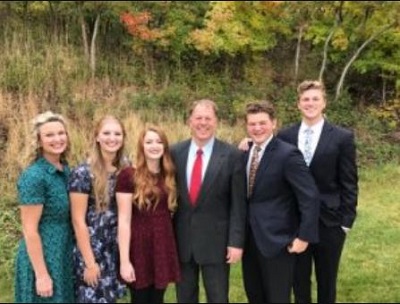 Jonas Harmer with his parents Elayne Wells Harmer, David Harmer and siblings Ben Harmer, Ariel Harmer, Madison Harmer