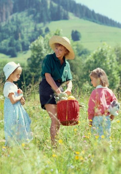 Joy Green's childhood photo with her mom and sister