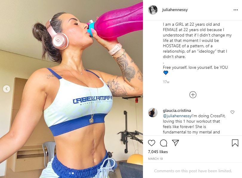 Júlia Hennessy Cayuela is a fitness freak