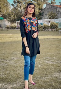Kanwal Aftab height is 5 feet 5 inches