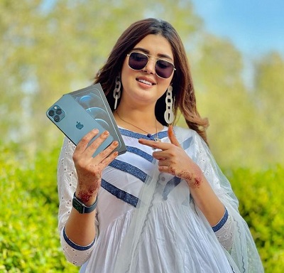 Kanwal Aftab while conducting iphone 12 giveaway