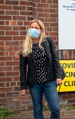 Kim Leadbeater follows the government Corona precautions