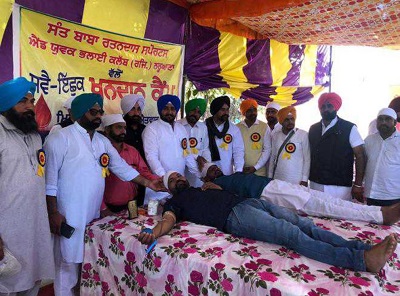 Kulbir Naruana while donating blood for a good cause