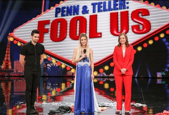 Lea Kyle grabbed FU Trophy at Penn and Teller Fool Us 2020 Fooler