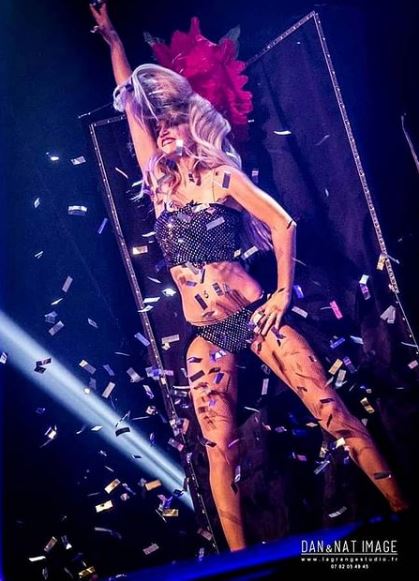 Léa Kyle performed at various magic shows