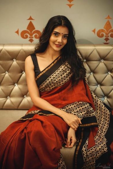 Madhuri Jain looks gorgeous in Saree