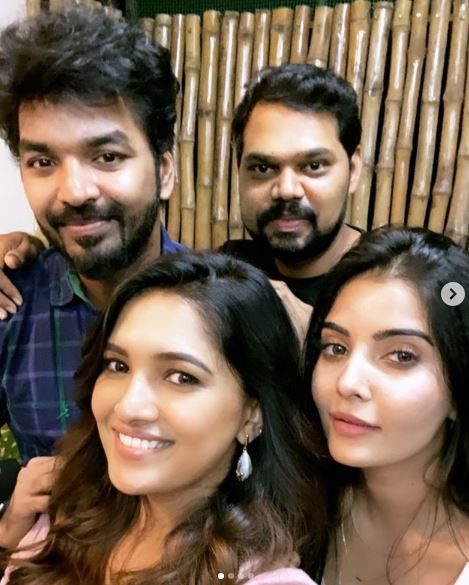 Madhuri Jain with the cast of Triples