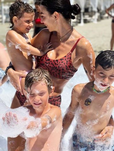 Martina Maccari enjoying with her children