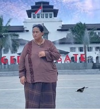 Mbak You's height is 5 feet 4 inches