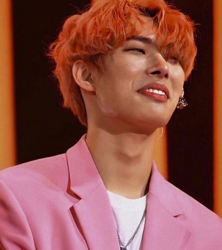 Mingi was raised alongside an elder brother