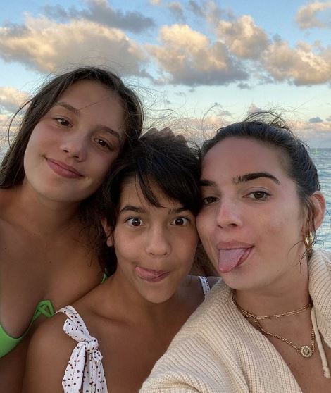 Natalie Noel with with her sisters Isa Mariduena and Lauren Mariduena