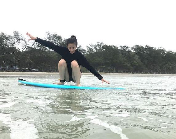 Panisara Rikulsurakan practice surfing