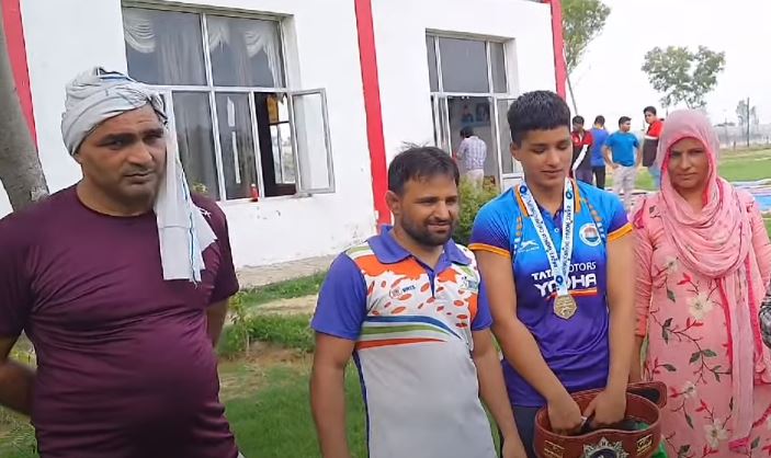 Priya Malik with her dad Jai Bhagwan, brother Jagdish, and mother