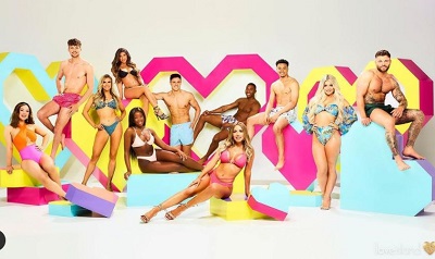 Rachel Finni with cast of Love Island 2021