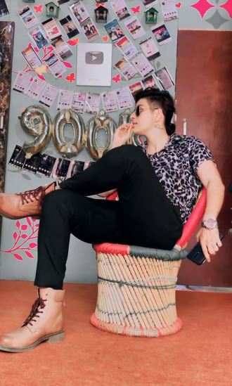 Ratan Chauhan has completed 900k followers