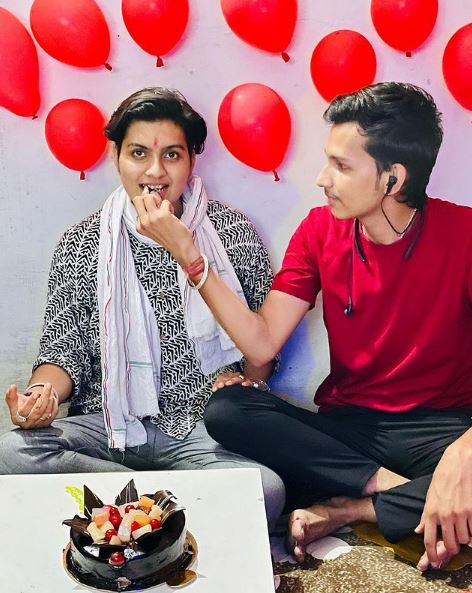 Ratan Chauhan with her sibling