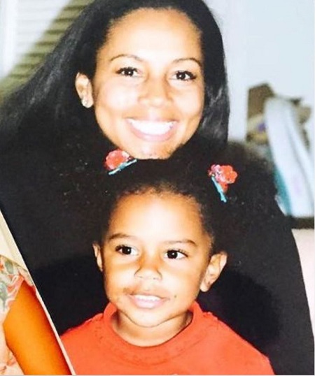 Savannah Lee Smith childhood picture with her mother