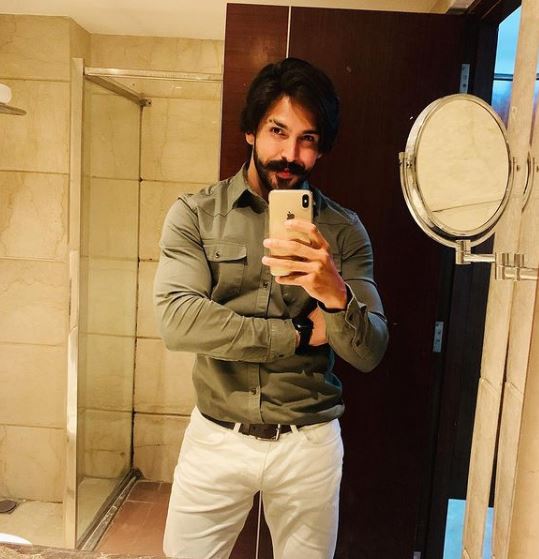 Shehzada Dhami captures mirror images