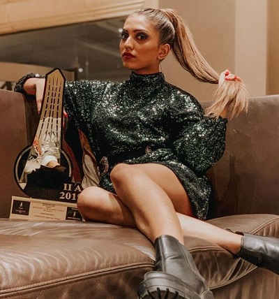 Shruti Sinha was awarded for Best web hosts 2019