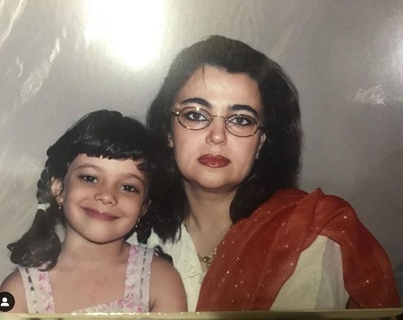 Simran Jehani childhood photo with her mother Dinaz Jehani