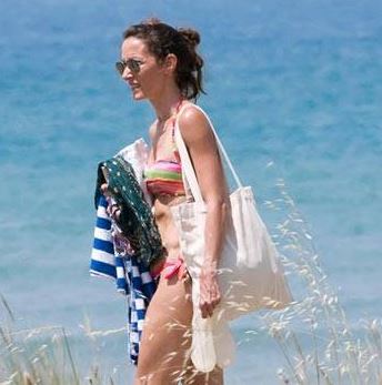 Telma Ortiz at beach