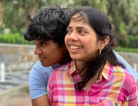 Vaidehi Dongre's brother Vineet Dongre and mom Manisha Dongre