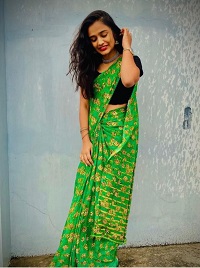 Varsha Dsouza height is 5 feet 4 inches