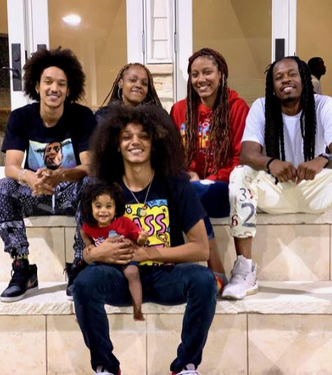 Ahlamalik Williams with his siblings