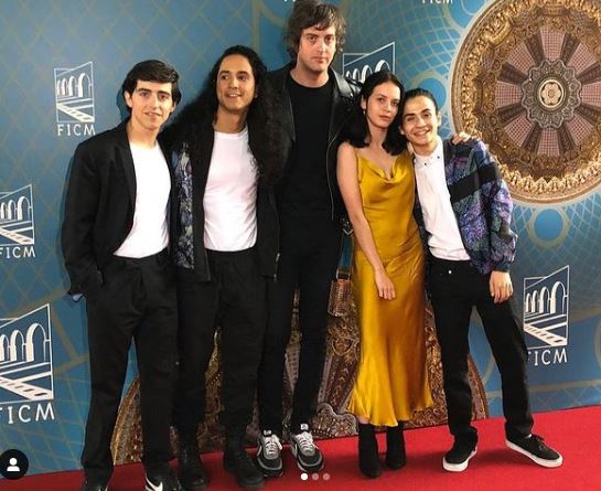 Ana Valeria Becerril with the cast of Death To summer