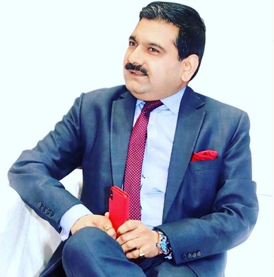 Anil Singhvi got Best Moderator (Hindi) Award in the year 2017