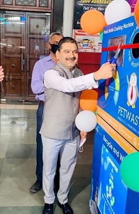 Anil Singhvi height is 5 feet 6 inches