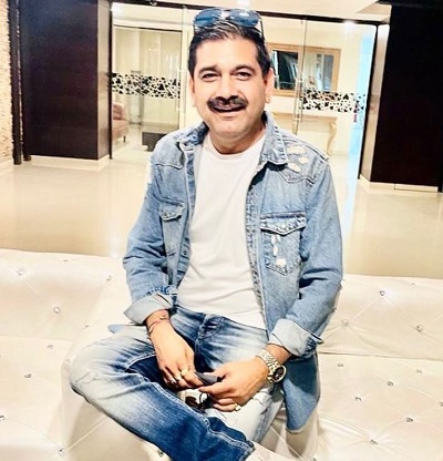 Anil Singhvi joined MLS University in Udaipur from where he achieved the B.com degree