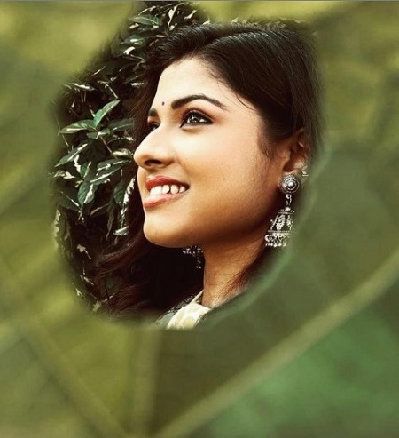 Arunita Kanjilal posing for a photograph