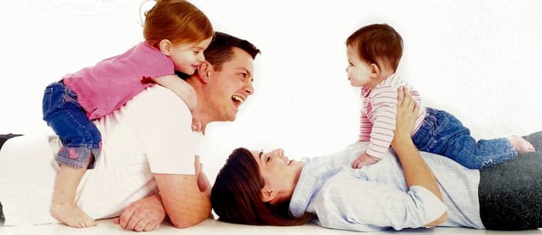 Childhood photo of Abby Roberts with her parents and sister