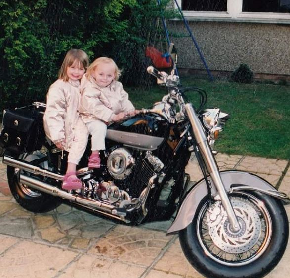 Childhood photo of Millie Court with her sister
