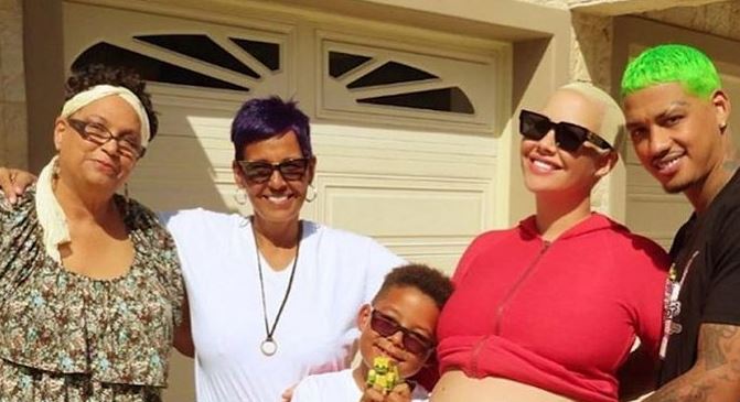 Dorothy Rose with her daughter Amber Rose and family