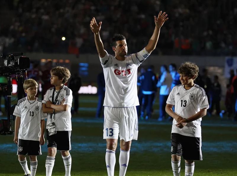Emilio Ballack and his siblings with their dad in the field