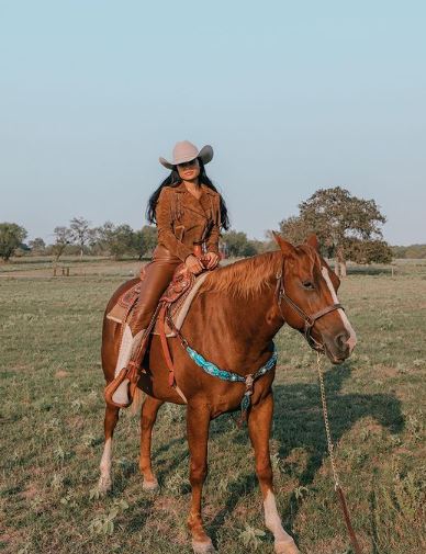 Jessenia Cruz likes horse riding