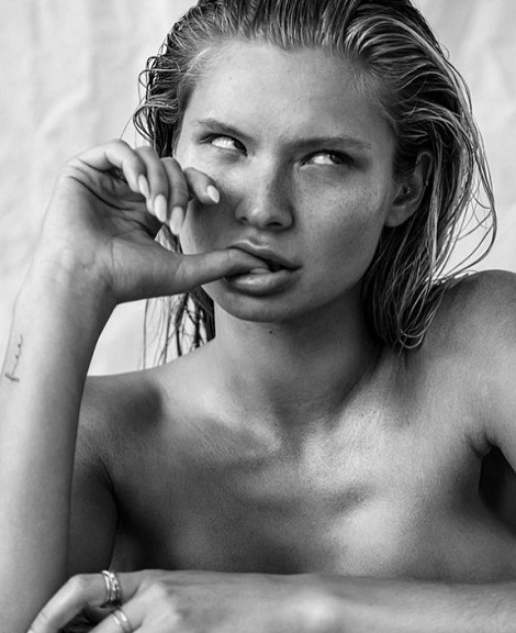 Josie Canseco flaunting her wrist tattoo