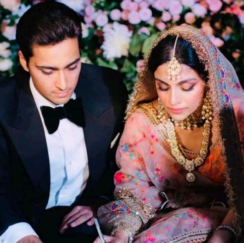 Junaid Safdar with his wife Ayesha Saif Khan