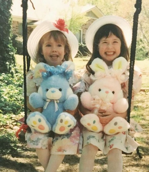 Kelly Musgraves was photographed with her elder sister Kacey Musgraves during their childhood