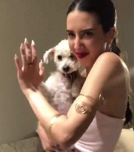 Naika (Singer) has a pet dog