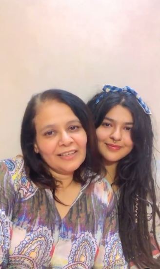 Nidhi Bhanushali with her mother